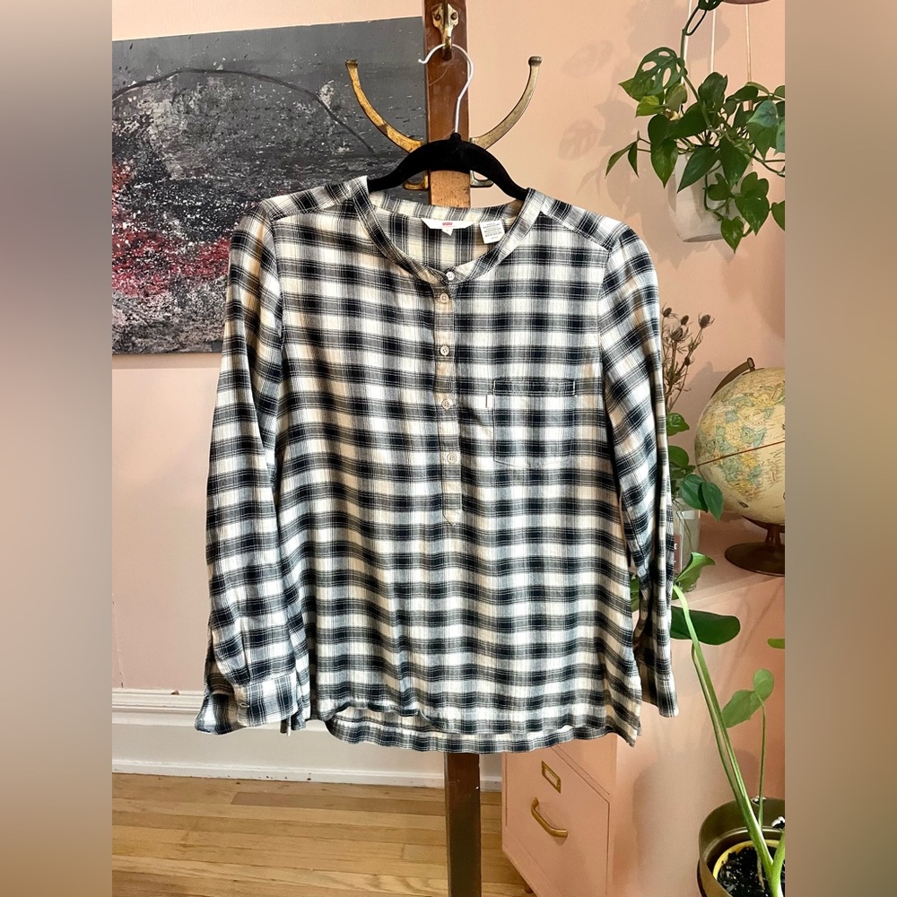 Levi’s Henley Button-up